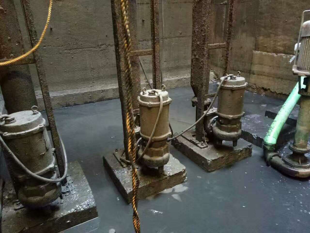 南头镇污水池清理