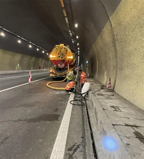 南头镇隧道排水渠清淤